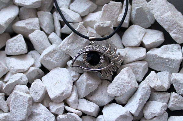 Découvrez le pouvoir du collier œil pour votre bien-être
